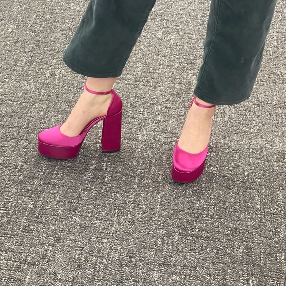 STEVE MADDEN SATIN PINK PLATFORM HEELS - Picture 3 of 3